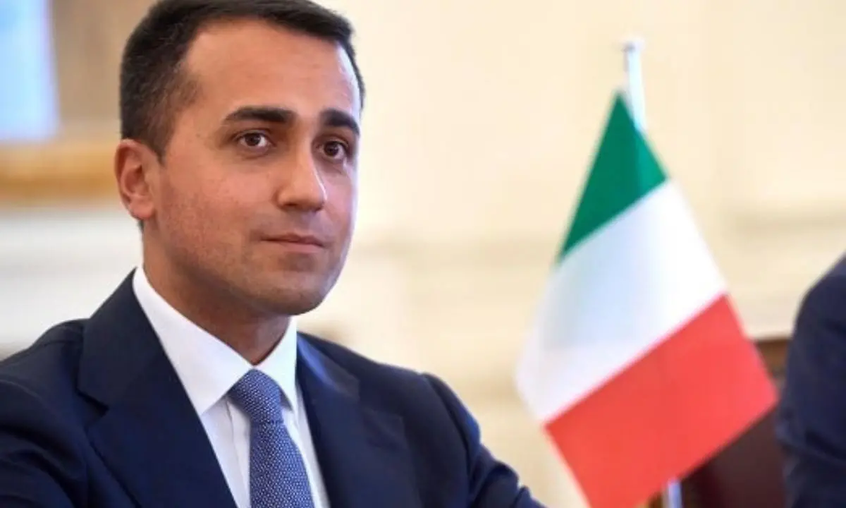 Di Maio risponde a Meloni: «Le tue amicizie fasciste rovineranno l'Italia»