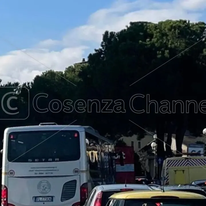 Traffico in tilt tra Rende e Cosenza. I lavori di bitumazione ingolfano la circolazione | VIDEO E FOTO