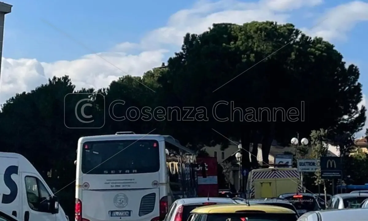 Traffico in tilt tra Rende e Cosenza. I lavori di bitumazione ingolfano la circolazione | VIDEO E FOTO