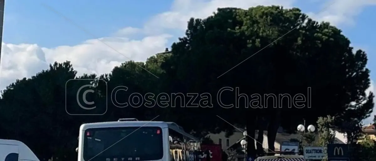 Traffico in tilt tra Rende e Cosenza. I lavori di bitumazione ingolfano la circolazione | VIDEO E FOTO