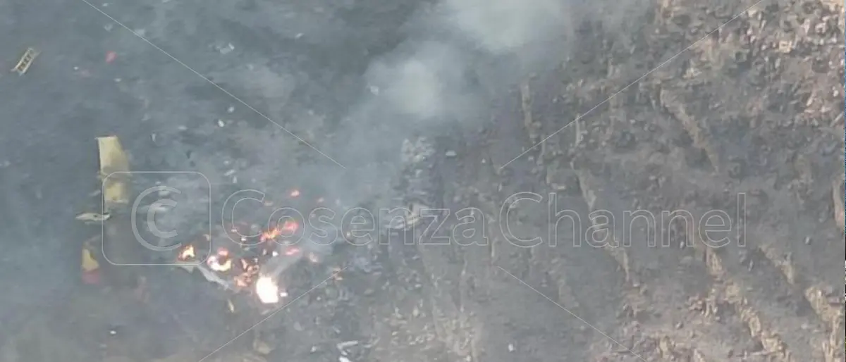 Canadair parte da Lamezia e si schianta sull’Etna. Il video shock dell’impatto