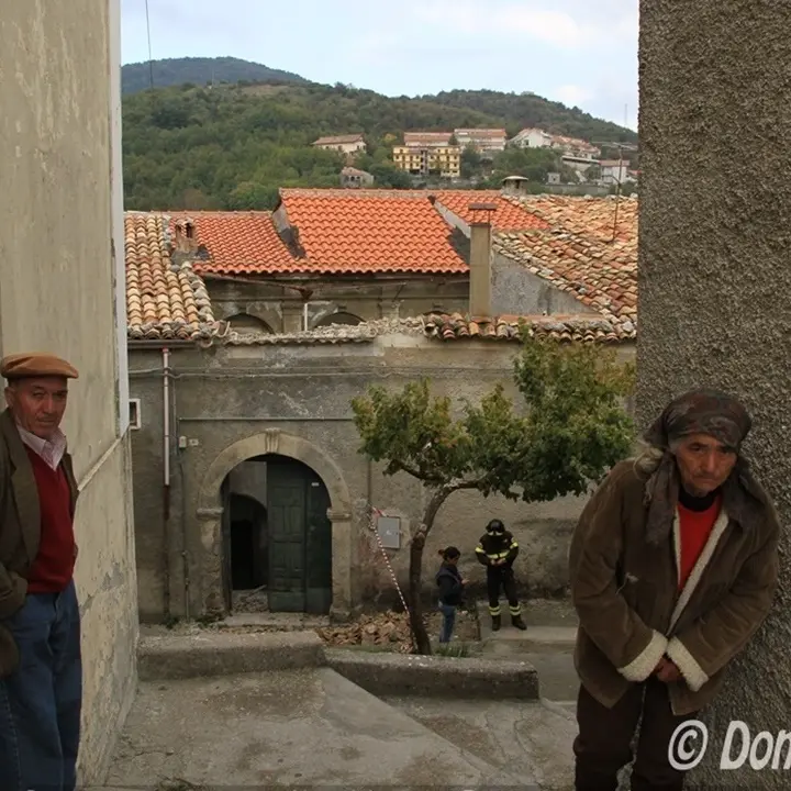 IL RICORDO | C’era una volta a Mormanno… Il mattino dopo il terremoto tra la gente che va via: «Non ci sentiamo più sicuri» | FOTO