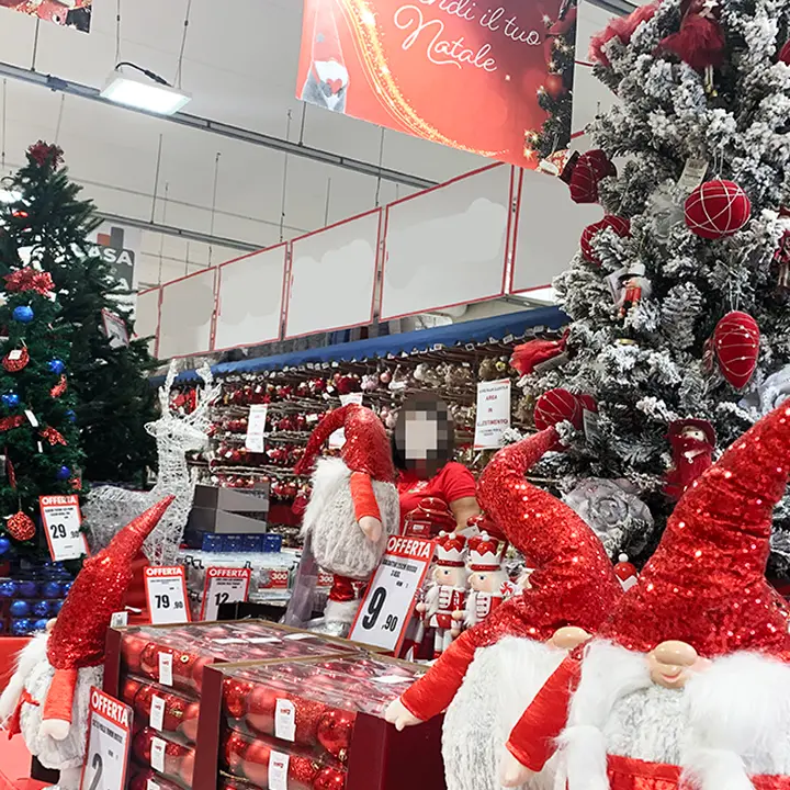 Sembra giugno ma in città è già Natale. Negozi addobbati e alberi in saldo | FOTO