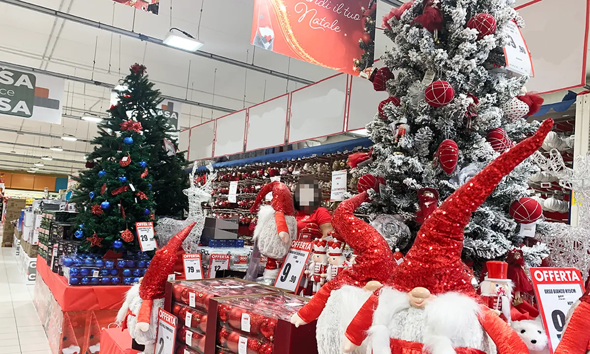 Sembra giugno ma in città è già Natale. Negozi addobbati e alberi in saldo | FOTO