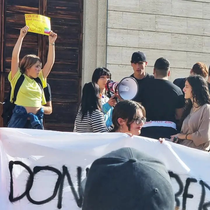 Cosenza, gli studenti scendono in piazza per le donne iraniane al grido di «libertà!» | FOTO E VIDEO