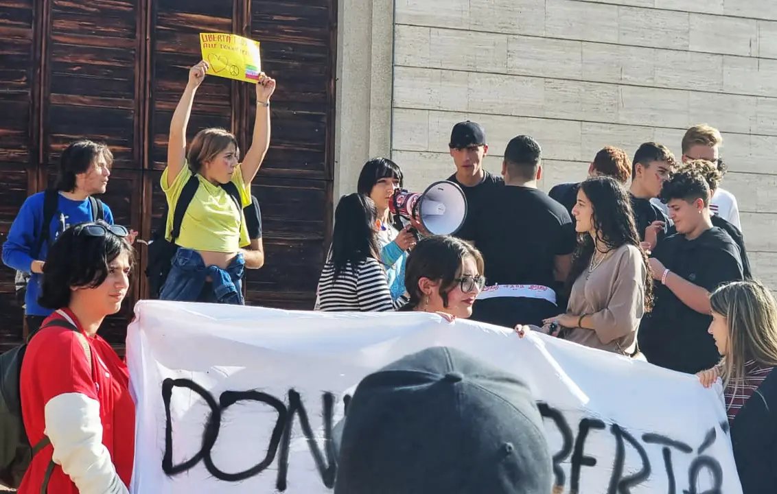 Cosenza, gli studenti scendono in piazza per le donne iraniane al grido di «libertà!» | FOTO E VIDEO