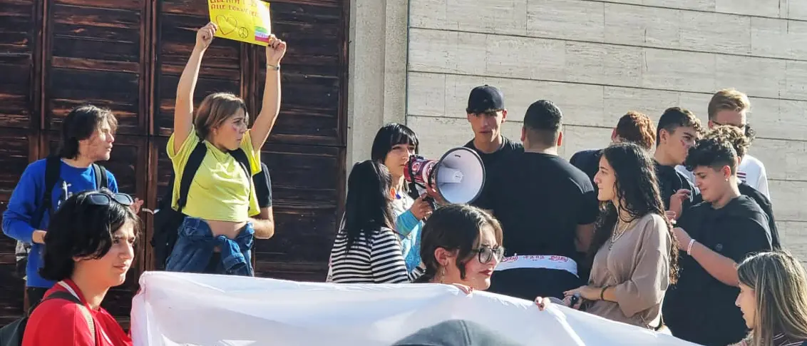 Cosenza, gli studenti scendono in piazza per le donne iraniane al grido di «libertà!» | FOTO E VIDEO