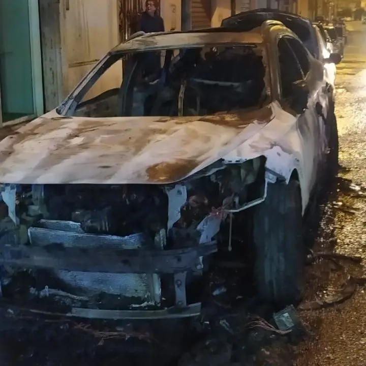 Incendiate due auto nella notte, disagi per gli abitanti ma nessun danno a persone