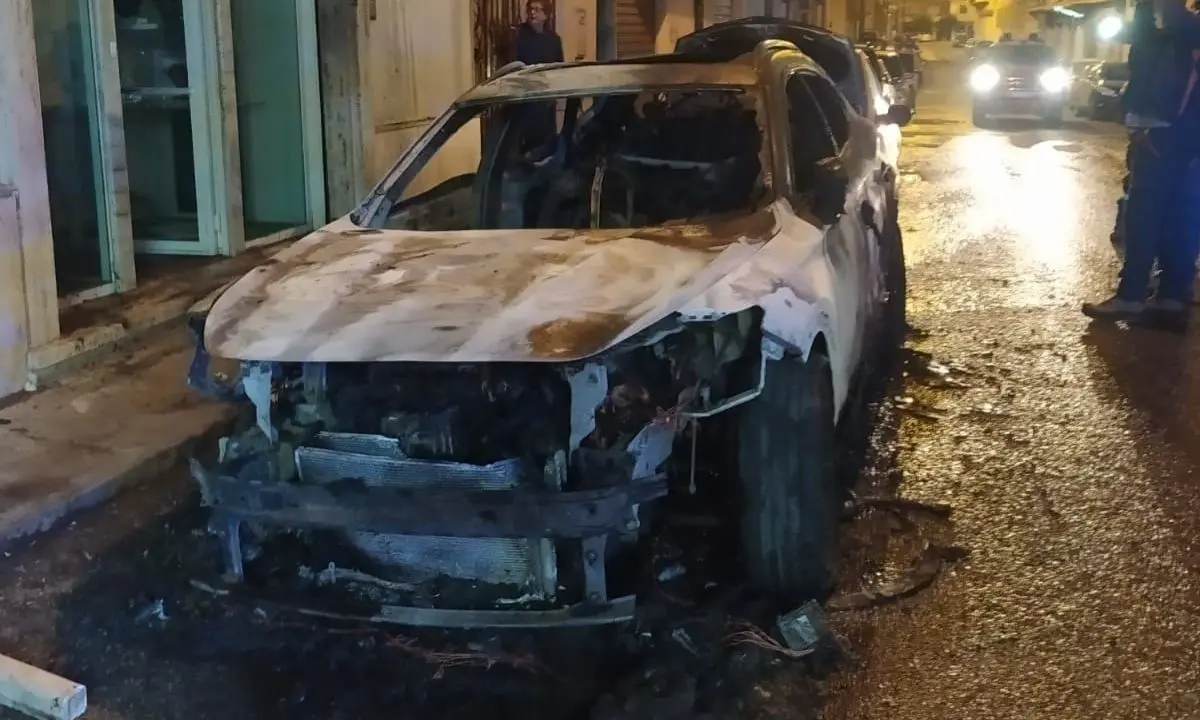 Incendiate due auto nella notte, disagi per gli abitanti ma nessun danno a persone