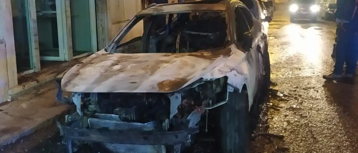 Incendiate due auto nella notte, disagi per gli abitanti ma nessun danno a persone