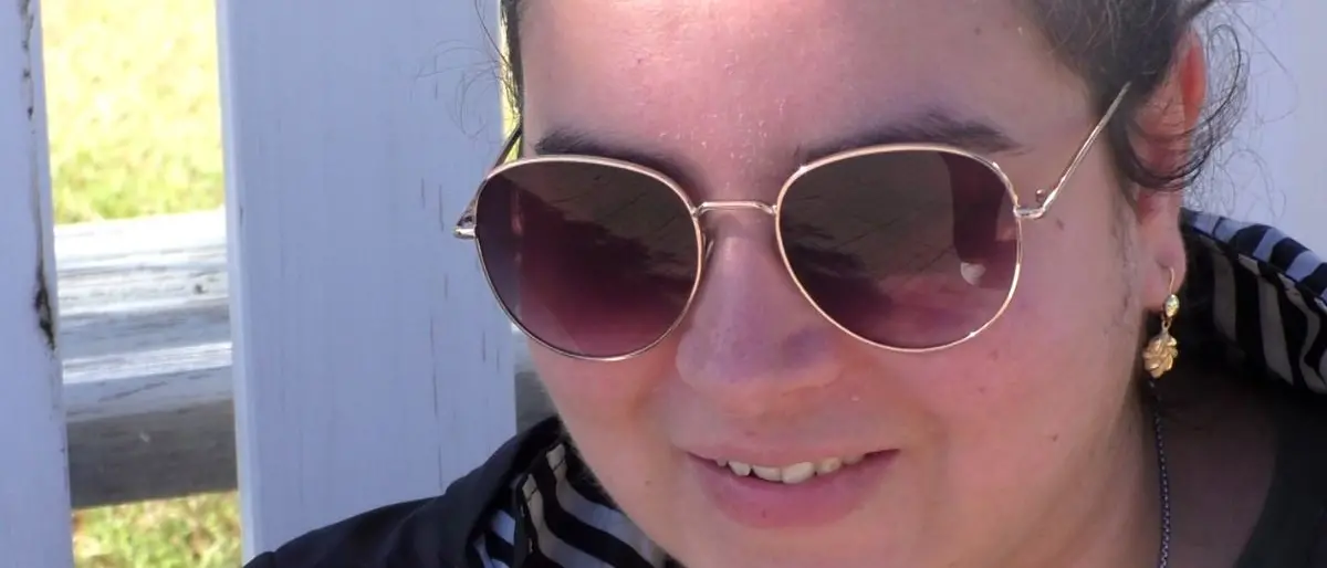 Cerca amici per uscire dalla solitudine, ragazza non vedente travolta dalla solidarietà