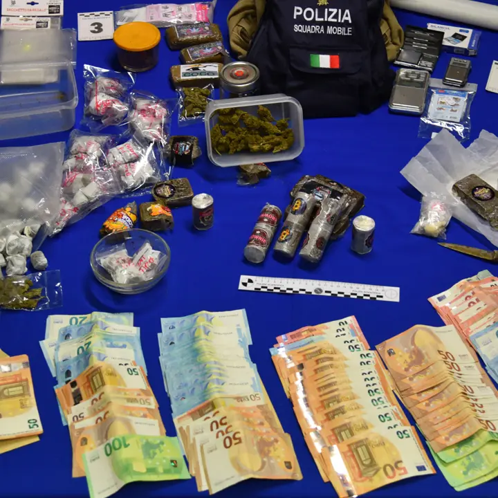 Cosenza, hashish e marijuana nel frigorifero. Un arresto e una denuncia