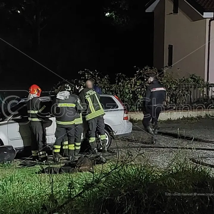 Rende, auto in fiamme a Santo Stefano: al lavoro vigili del fuoco e carabinieri | FOTO
