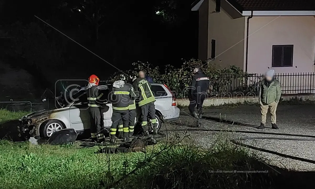 Rende, auto in fiamme a Santo Stefano: al lavoro vigili del fuoco e carabinieri | FOTO