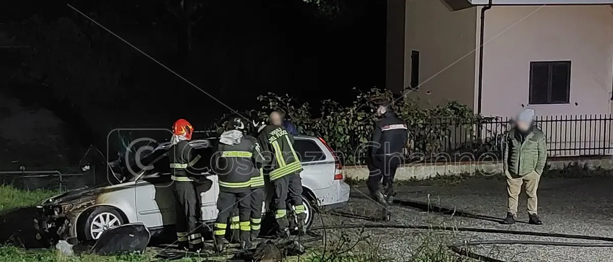 Rende, auto in fiamme a Santo Stefano: al lavoro vigili del fuoco e carabinieri | FOTO