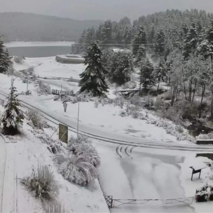 Neve copiosa in Sila: Camigliatello e Lorica completamente imbiancate