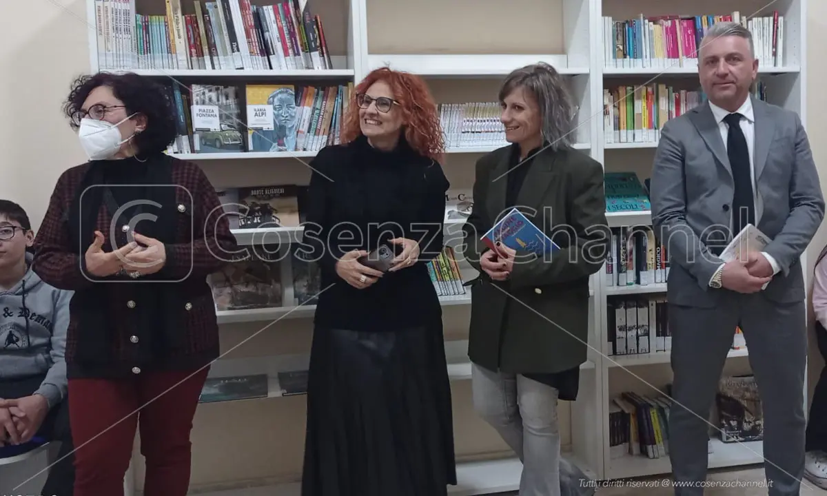 Cosenza, consegnati 34 volumi all'istituto \"Fausto Gullo\" di Via Popilia