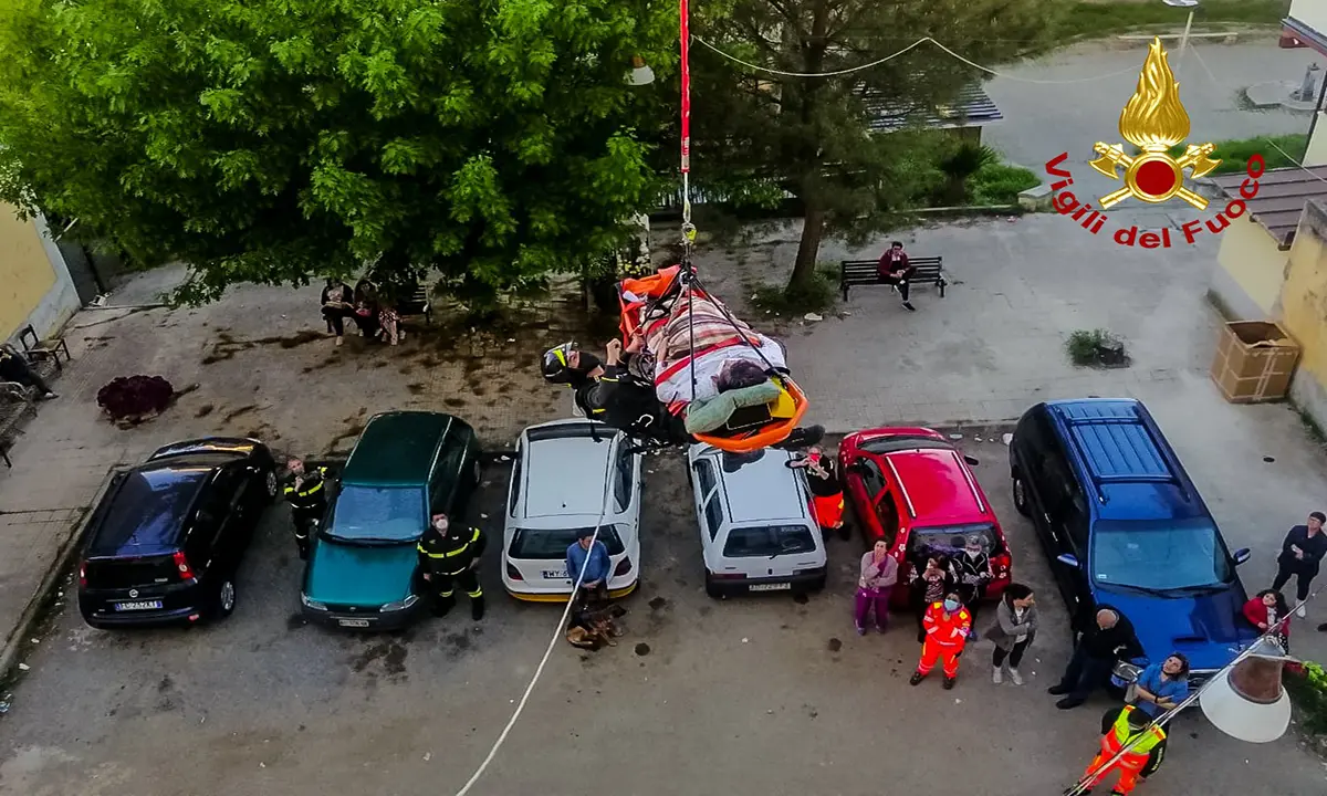 Cosenza, non riesce a raggiungere la strada per andare in ospedale, lo salvano i Vigili - VIDEO