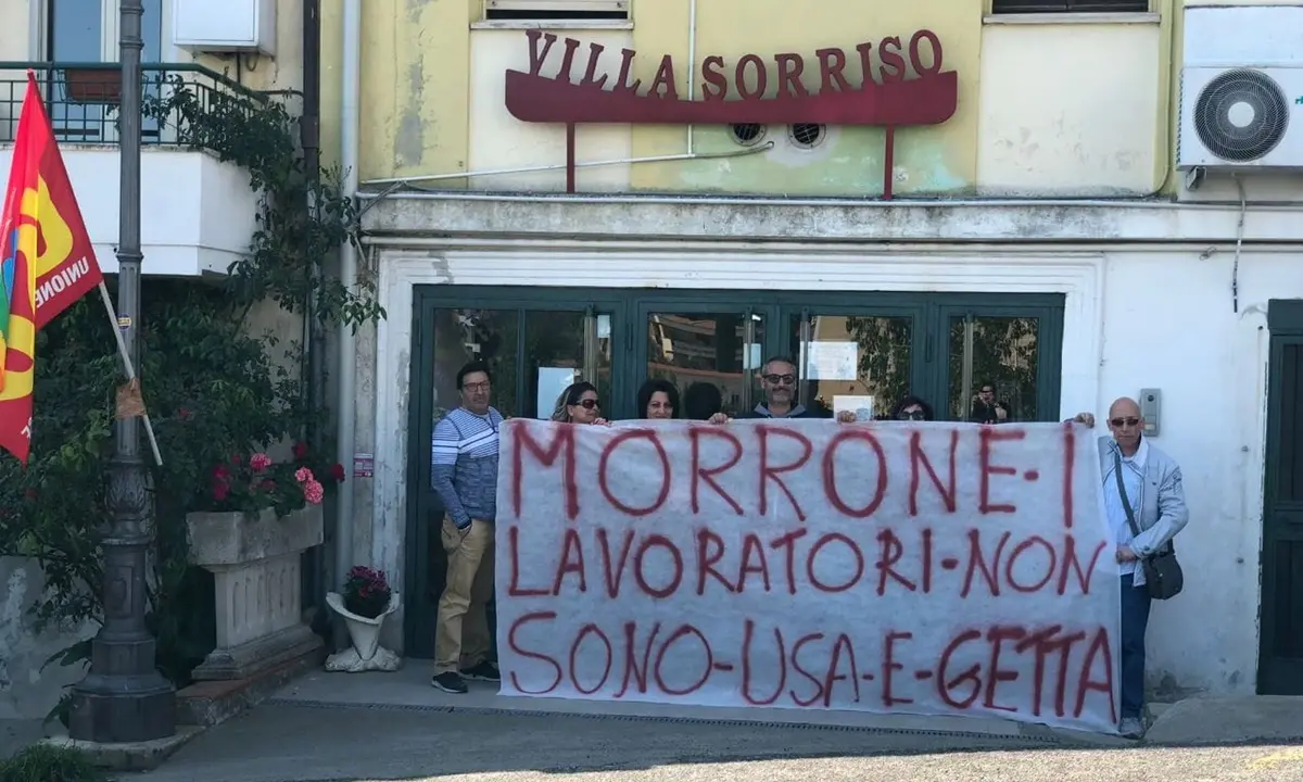 Montalto, presidio dei dipendenti di Villa Sorriso contro i licenziamenti: domani l'incontro decisivo