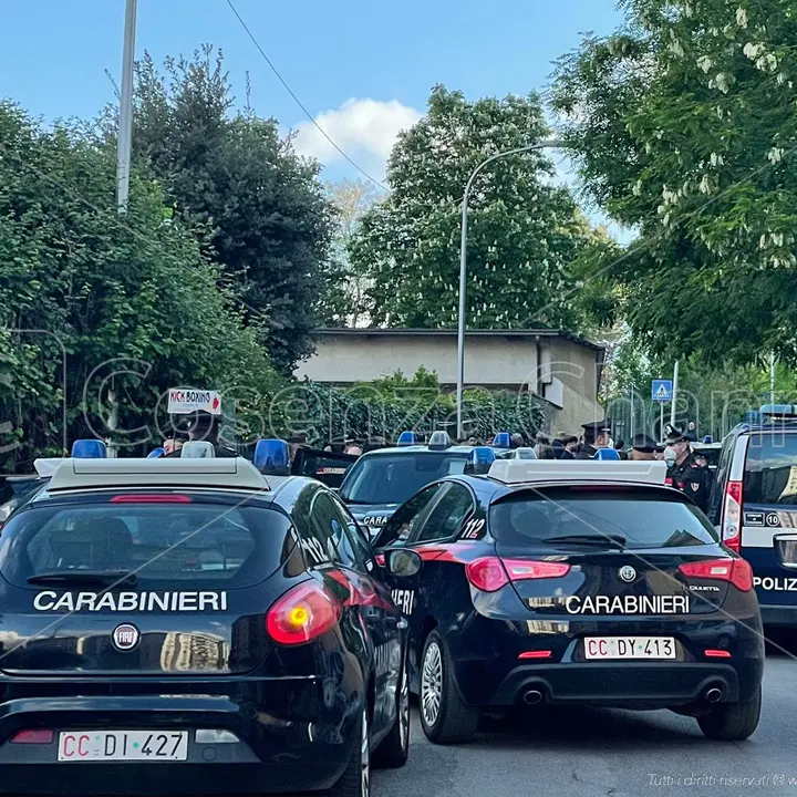 Cosenza, scontro tra carabinieri e una Golf: aggiornamenti sui cinque feriti