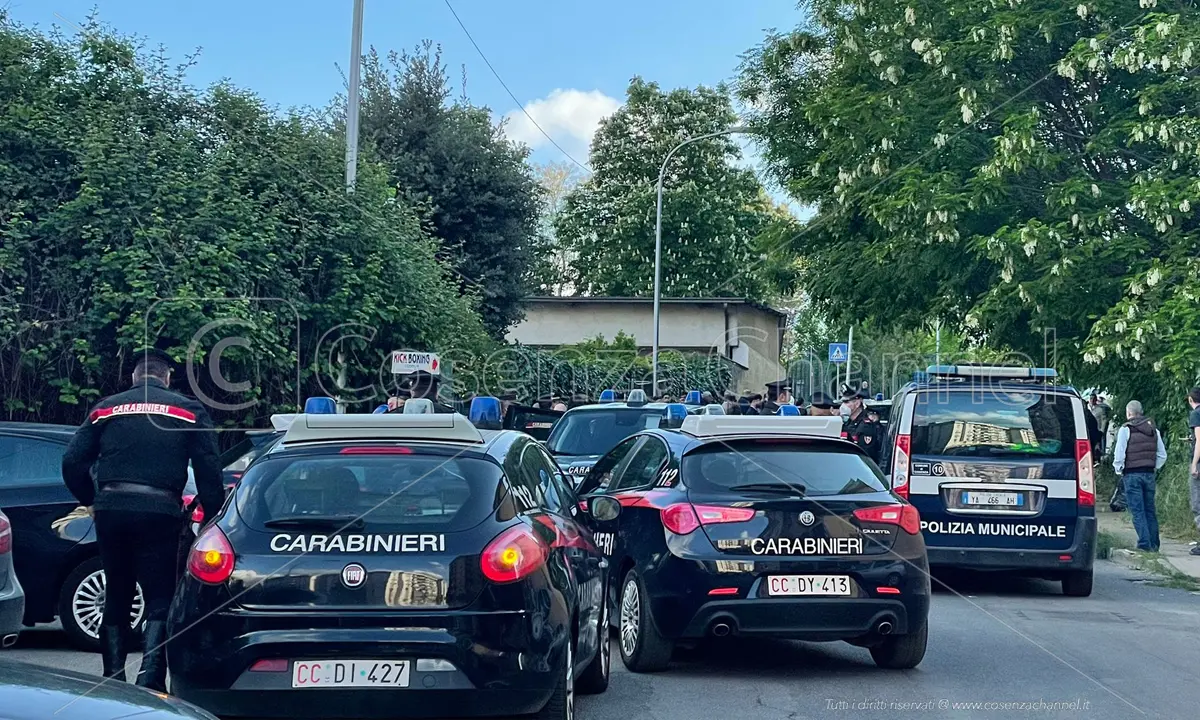 Cosenza, scontro tra carabinieri e una Golf: aggiornamenti sui cinque feriti