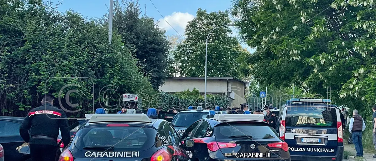 Cosenza, scontro tra carabinieri e una Golf: aggiornamenti sui cinque feriti