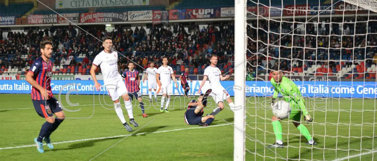 Massimo Zilli fa impazzire il \"Marulla\". Cosenza ai playout contro il Vicenza