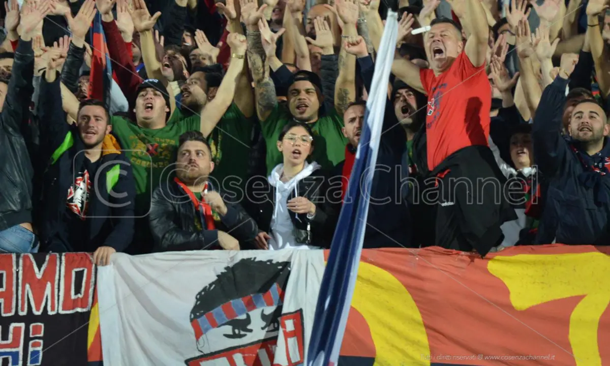 Cosenza, nella notte del \"Marulla\" il capo ultras diventa...Baclet