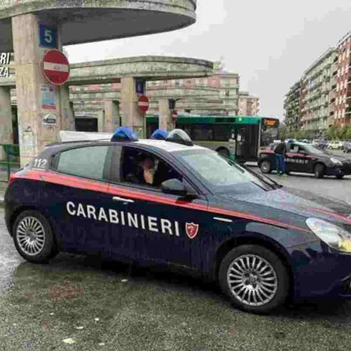 Cosenza, aggredisce due passanti all'autostazione: bloccato dai carabinieri