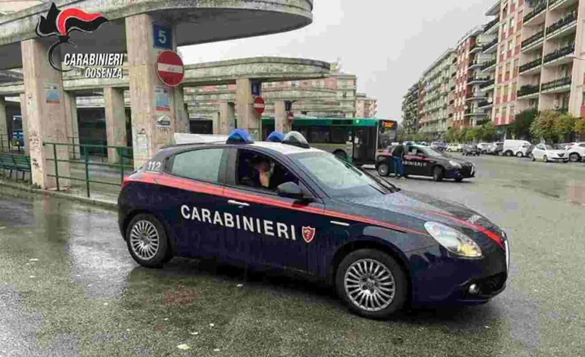 Cosenza, aggredisce due passanti all'autostazione: bloccato dai carabinieri