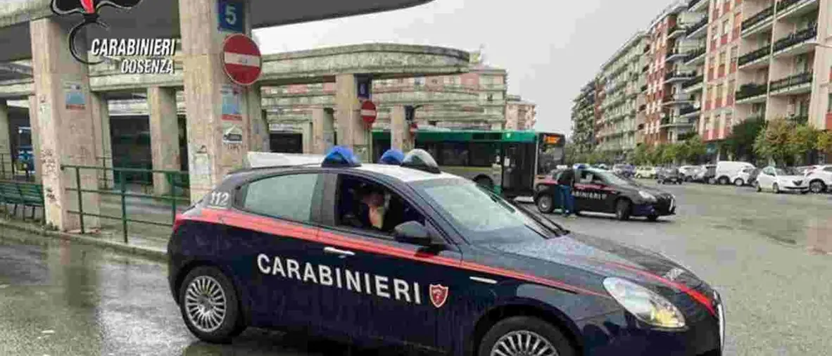 Cosenza, aggredisce due passanti all'autostazione: bloccato dai carabinieri