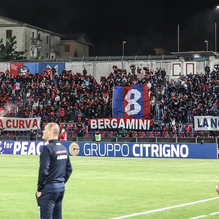 Vicenza-Cosenza: maxischermo in piazza dei Bruzi per i fan rossoblù