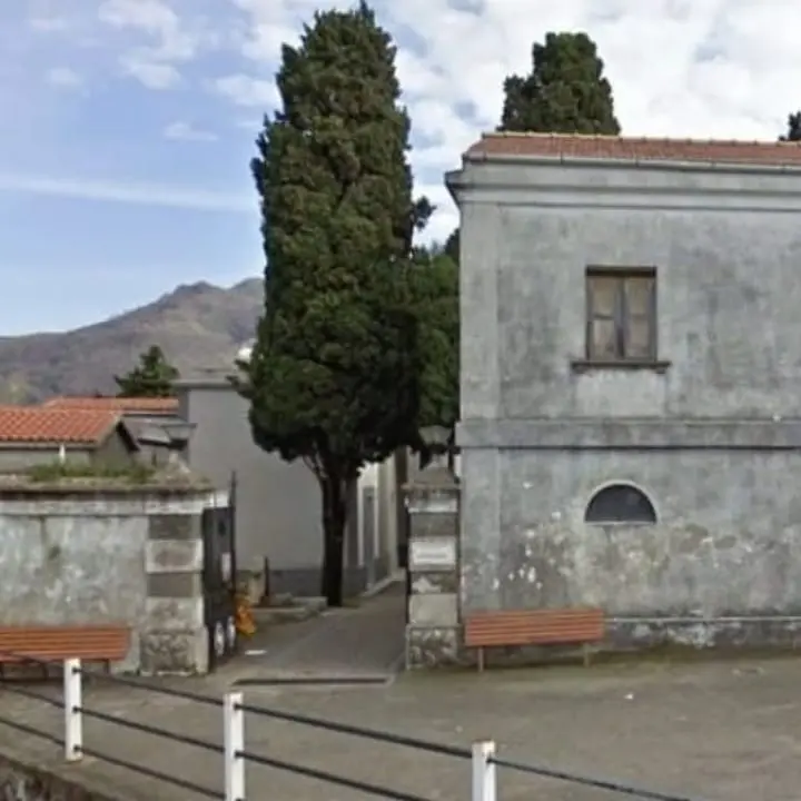 Cetraro, al cimitero non ci sono più posti: «Vi prego, seppellite mio padre»