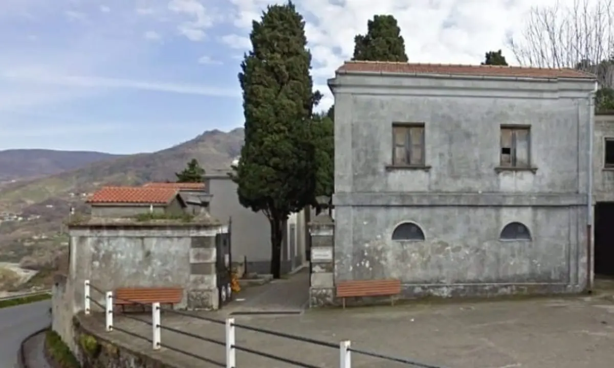 Cetraro, al cimitero non ci sono più posti: «Vi prego, seppellite mio padre»