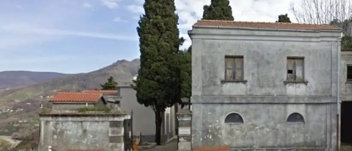 Cetraro, al cimitero non ci sono più posti: «Vi prego, seppellite mio padre»