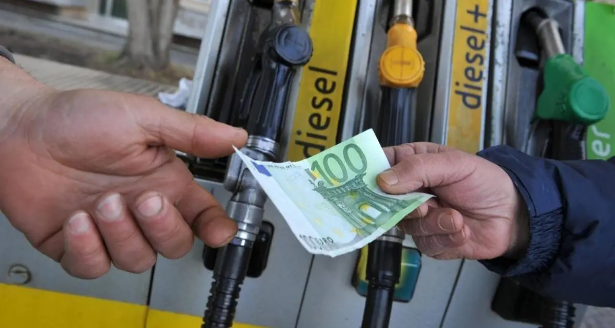 Caro carburante, nel Vibonese è una mazzata: il diesel supera 2,50 euro al litro e\u00A0la benzina sfiora 2,40. I prezzi\u00A0nei principali centri\n