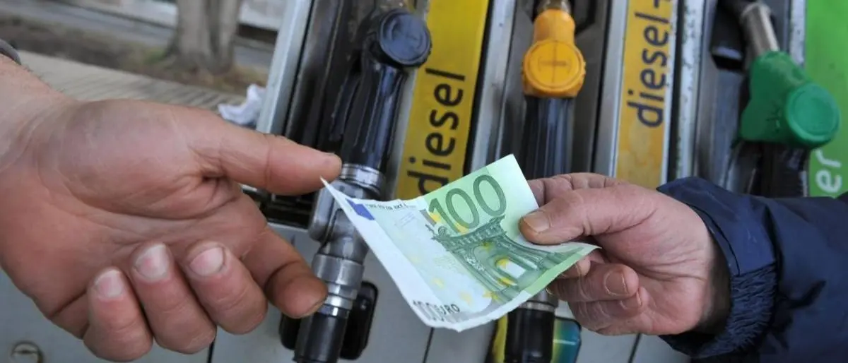 Caro carburante, nel Vibonese è una mazzata: il diesel supera 2,50 euro al litro e\u00A0la benzina sfiora 2,40. I prezzi\u00A0nei principali centri\n