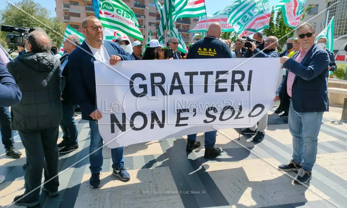 «Gratteri non si tocca». La Calabria si stringe attorno al procuratore, manifestazione a Catanzaro