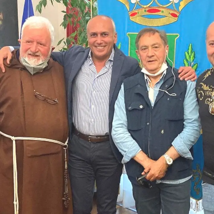 Cosenza-Vicenza, il sindaco incontra i tifosi. Per la tribuna Rao si valuta un «prezzo politico»