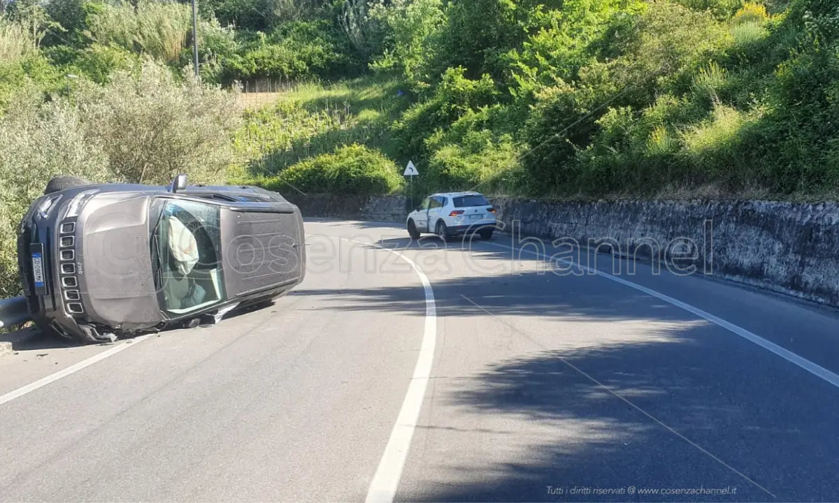 Mendicino, incidente stradale tra due auto in contrada Rosario: la situazione