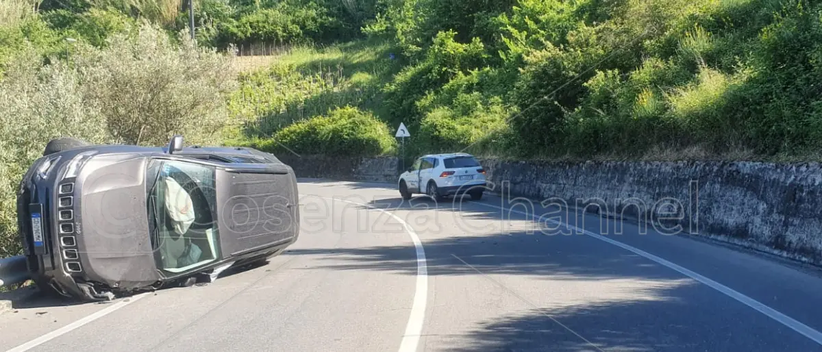 Mendicino, incidente stradale tra due auto in contrada Rosario: la situazione