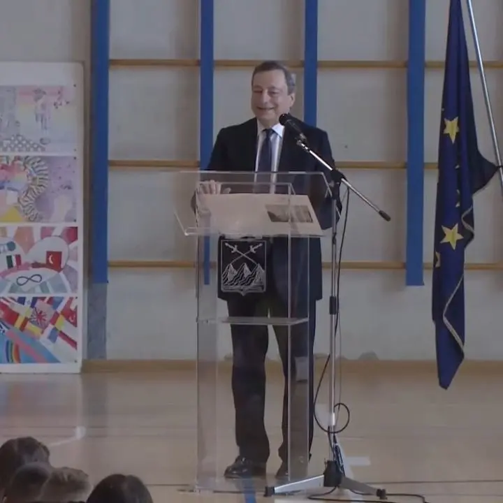 Draghi incontra gli studenti: «Ho chiesto a Putin la pace, ho trovato un muro»