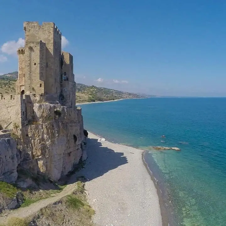 Roseto Capo Spulico, in vendita il castello medievale: costa 30 milioni di euro