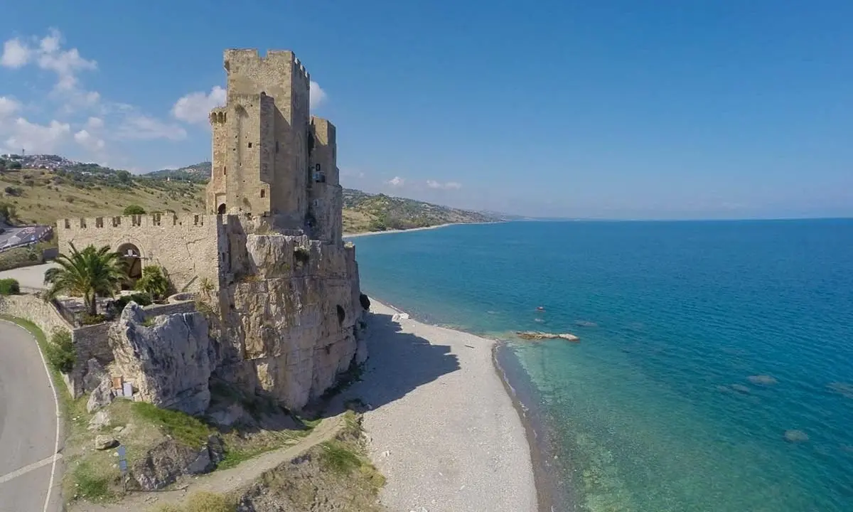 Roseto Capo Spulico, in vendita il castello medievale: costa 30 milioni di euro