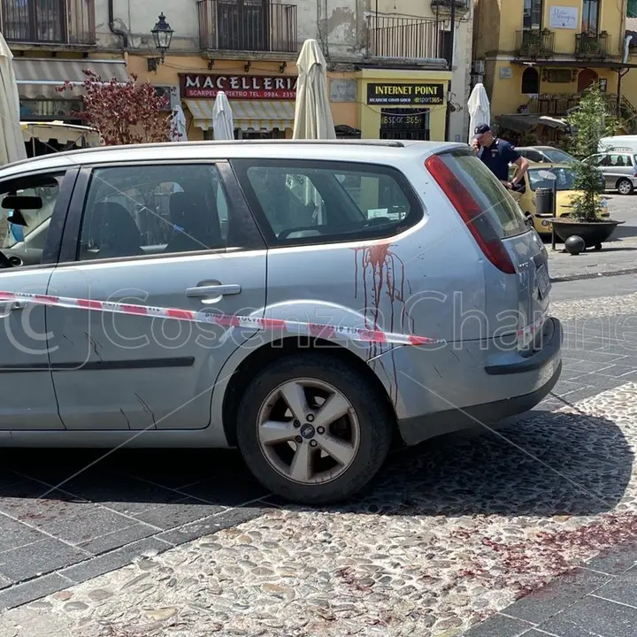 Donna accoltellata in piazza Valdesi, l'uomo è accusato di tentato omicidio