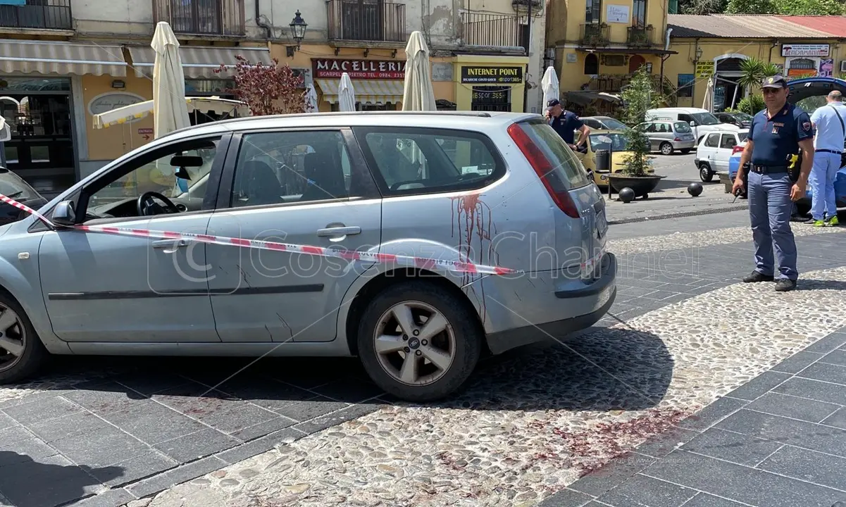 Donna accoltellata in piazza Valdesi, l'uomo è accusato di tentato omicidio