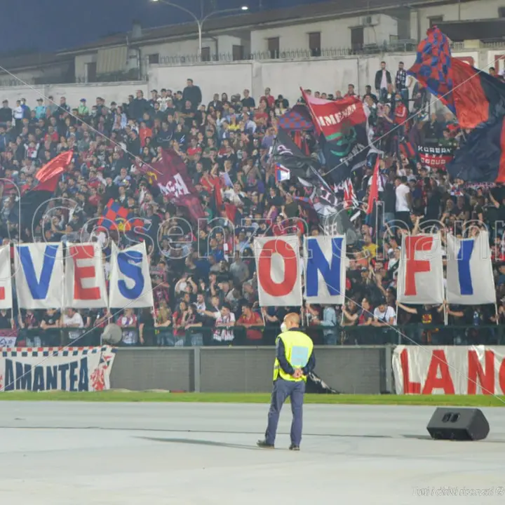 Cosenza-Ascoli, anche la Curva Sud in silenzio per 15'