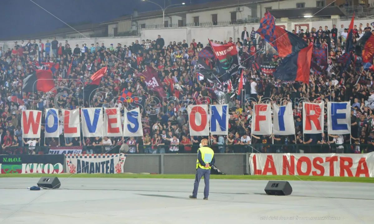 Cosenza-Ascoli, anche la Curva Sud in silenzio per 15'