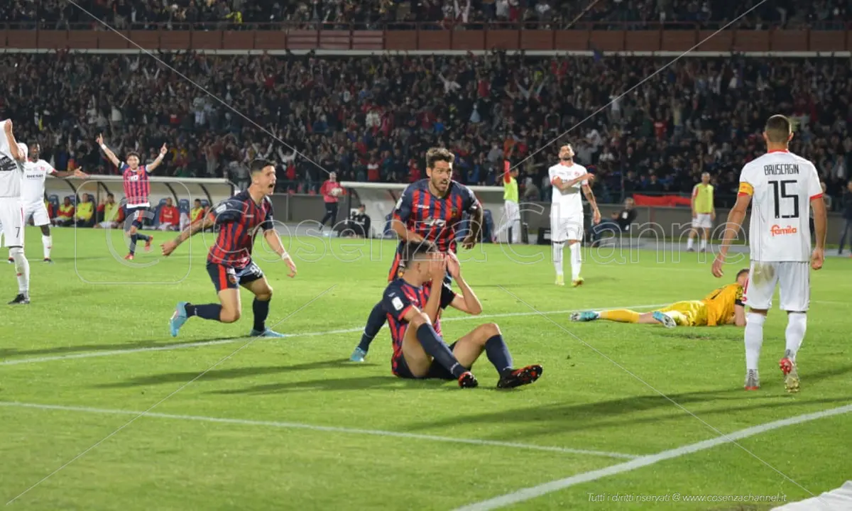Serie B, le date di playoff e playout: Cosenza vittorioso per due anni