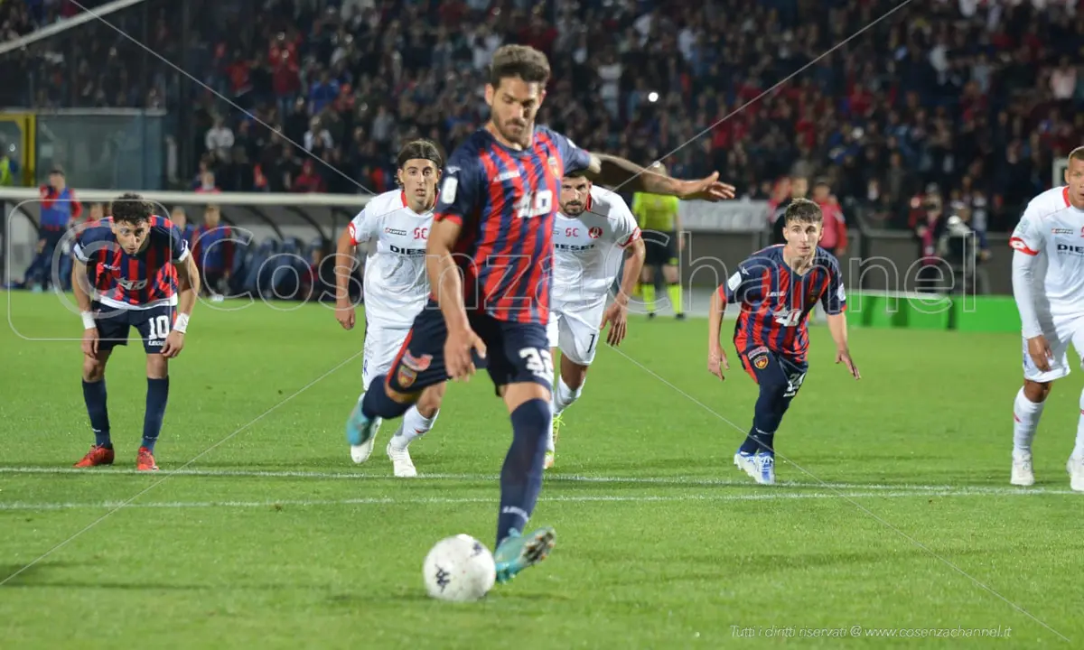 Larrivey, gol e rinnovo: l'eroe di Cosenza ci sarà anche l'anno prossimo